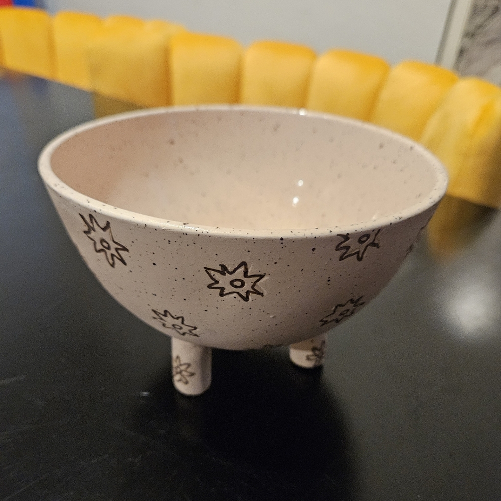 Charming Cream Ceramic Planter - Picture 3 of 6